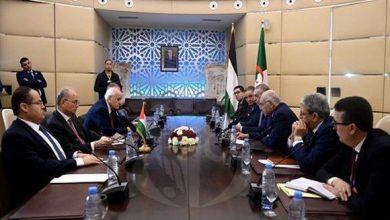 صورة عطاف يجري محادثات مع رئيس الوزراء وزير الخارجية والمغتربين الفلسطيني