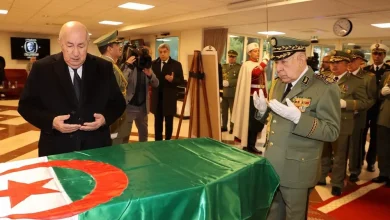 صورة إلى المستشفى العسكري “محمد الصغير نقاش” لإلقاء نظرة على جثمان المجاهد اليامين زروال