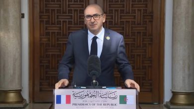 صورة وزير الداخلية الفرنسي يؤكد من الجزائر إعادة تفعيل التعاون الأمني الثنائي