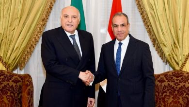 صورة عطاف يجتمع بنظيره المصري بالقاهرة ويبحثان القضايا الإقليمية والدولية