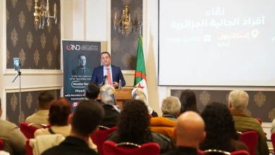 صورة لقاء بإسطنبول يجمع “الأرندي” بأفراد الجالية الجزائرية