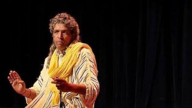 صورة للحكواتي الجزائري صديق ماحي..سلسلة من الحكايات الشعبية لاستعادة بطولات أبطال المقاومة
