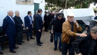 صورة جثمان الفقيد يوارى بمقبرة القطار.. بللو: سيد علي فتار ترك ارثا إبداعيا غنيا في مجال السينما والتلفزيون