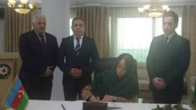 صورة حادث تحطم طائرة أذربيجانية.. منصوري توقع على سجل التعازي بمقر سفارة أذربيجان بالجزائر