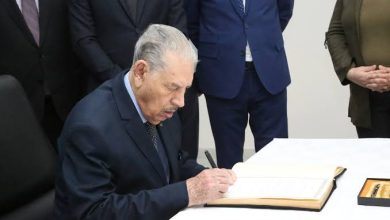 صورة وفاة الرئيس التنزاني الأسبق : قوجيل يوقع على سجل التعازي بمقر سفارة تنزانيا