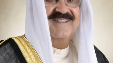 صورة ولي عهد الكويت يصل إلى الجزائر للمشاركة في القمة العربية