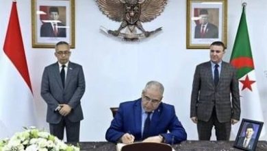 صورة مقرمان يوقع على سجل التعازي إثر وفاة نائب رئيس جمهورية أندونيسيا السابق