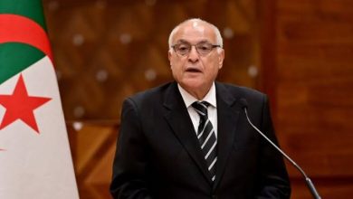 صورة ممثلا لرئيس الجمهورية..عطاف يشارك في الدورة الـ33 لمجلس الجامعة العربية بالبحرين