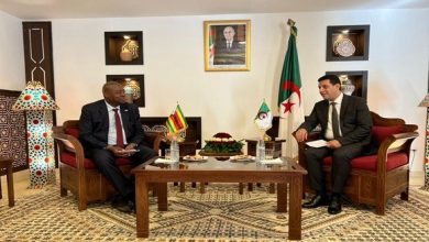 صورة وزير السياحة والصناعة التقليدية يستقبل سفير زيمبابوي بالجزائر