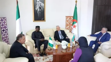 صورة وفاة رئيس نيجيريا الأسبق محمد بوهاري:ناصري يوقع على سجل التعازي بسفارة نيجيريا