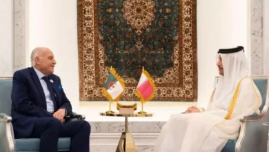 صورة عطاف يستقبل بالدوحة من قبل رئيس مجلس الوزراء وزير خارجية دولة قطر