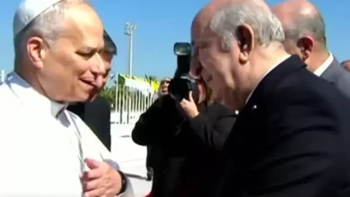 صورة رئيس الجمهورية يودّع بابا الفاتيكان عقب زيارته الرسمية إلى الجزائر