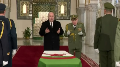 صورة رئيس الجمهورية يلقي النظرة الأخيرة على جثمان المجاهد اليامين زروال بقصر الشعب