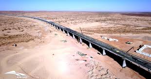 صورة سكك حديدية: الانتهاء من وضع آخر كمرة خرسانية بالجسر الكبير على وادي الداورة