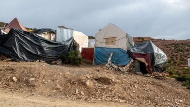 صورة أسر متضررة من الزلزال في المغرب تحتج:”مازلنا تحت الخيام”