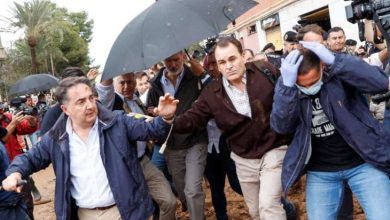 صورة 217 قتيلا جراء فيضانات في إسبانيا.. الملك يقطع زيارة له إثر احتجاجات ورمي الطين عليه وعلى زوجته
