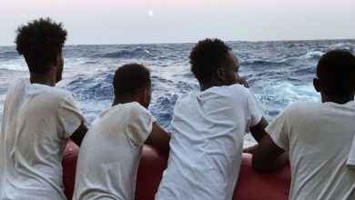 صورة إيطاليا تسمح برسو سفينة إنقاذ مهاجرين ألمانية تقل المئات