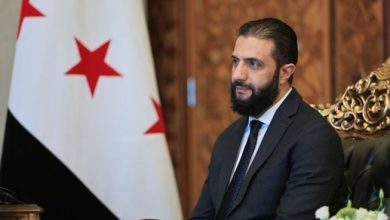 صورة الشرع عقب تظاهرة رُفعت فيها الأعلام الإسرائيلية:التقسيم مستحيل وتوحيد سوريا يجب ألا يكون بالدماء والقوة العسكرية