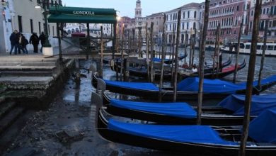 صورة الجفاف يضرب القنوات المائية الشهيرة لمدينة البندقية