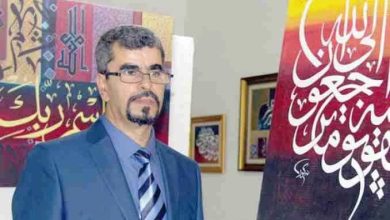 صورة وهران: الخطاط نور الدين كور يشارك في ملتقى “روح الخط العربي” الدولي بمصر