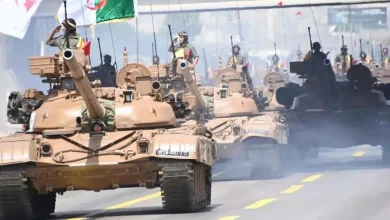 صورة رئيس الجمهورية يشرف على الاستعراض العسكري بمناسبة الذكرى ال70لاندلاع الثورة التحريرية