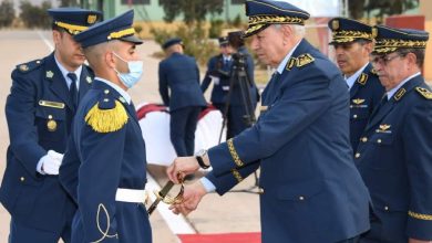 صورة قائد القوات الجوية يشرف على تخرج دفعات جديدة بالمدرسة العليا للطيران بطفراوي