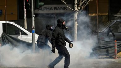 صورة اليونان: صدامات عنيفة بين الشرطة والمتظاهرين احتجاجاً على حادث القطار