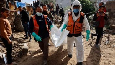 صورة انتشال جثماني طفلتين من أنقاض مبنى في غزة..اتفاق يترنح وإبادة تتواصل في غزة