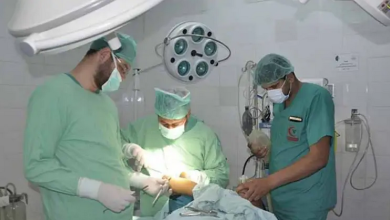 صورة بشار…جراحون يباشرون إجراء عمليات جراحية دقيقة