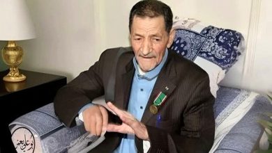 صورة جثمان المجاهد بلقاسم بزة يوارى الثرى بمقبرة خنشلة