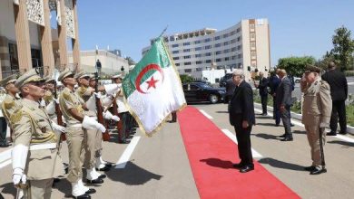 صورة رئيس الجمهورية يشرف على مراسم الاحتفال باليوم الوطني للجيش..تكريم متقاعدي الجيش وعائلات شهداء الواجب ومعطوبي وكبار الجرحى