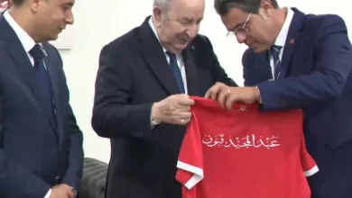 صورة تكريم رئيس الجمهورية عبد المجيد تبون خلال نهائي كأس الجزائر 2025