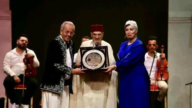صورة عرفانا بما قدمه للتاريخ الفني الجزائري..عميد الفن الأندلسي محمد الغافور يكرم فوق خشبة بشطارزي