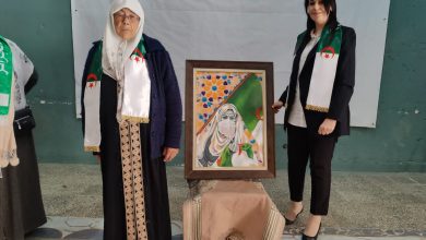 صورة في احتفالية عاشتها الأخضرية مزجت بين التاريخ والإبداع..تكريم المجاهدة نوار فاطمة والفنانة التشكيلية ندى غربي في عيد المرأة