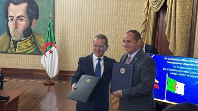 صورة توقيع مذكرة تعاون بين الجزائر وفنزويلا في مجال الثقافة