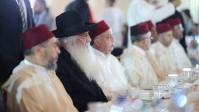 صورة بينما يُعاقب خطباء مساجد بسبب الترحم على شهداء فلسطين..حاخام يرفع دعوات للجيش الصهيوني من قلب مدينة مغربية !