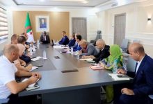 صورة وزير الشباب يترأّس اجتماعاً مع الإطارات المركزية للقطاع