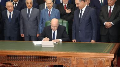 صورة رئيس الجمهورية يوقع على قانون المالية لسنة 2025