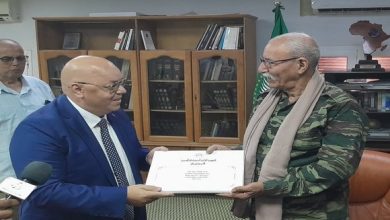 صورة ربيقة يسلم دعوة إلى الرئيس الصحراوي لحضور احتفالات الذكرى ال70 لاندلاع الثورة التحريرية