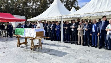 صورة جثمان المجاهد والرياضي رشيد مخلوفي يوارى الثرى بمقبرة العالية