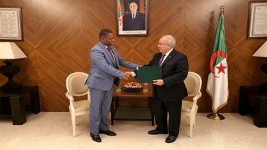 صورة لعمامرة يستقبل السفير الجديد لدولة ليبيا لدى الجزائر