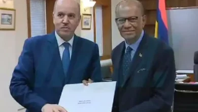 صورة وزير الصحة يسلّم رسالة رئيس الجمهورية إلى الوزير الأول الموريسي