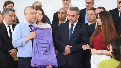 صورة سعداوي يعطي إشارة انطلاق امتحان شهادة البكالوريا من ثانوية الإدريسي بالجزائر العاصمة