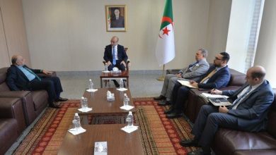 صورة لقاء بين كاتب الدولة المكلف بالجالية بالخارج ومدير بنك التنمية المحلية لبحث تحسين الخدمات المصرفية للجالية