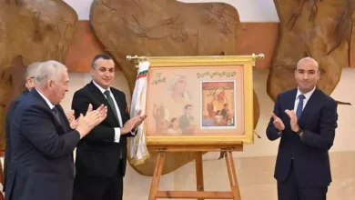 صورة إصدار طابع بريدي تخليدًا لليوم الوطني للهجرة في الذكرى الـ64 لمجازر 17 أكتوبر 1961