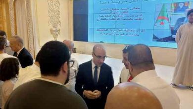 صورة شايب يتقاسم مع الجزائريين المقيمين بالسعودية مائدة الإفطار .. عناية بالغة توليها السلطات العليا للبلاد لمواطنيها بالمهجر