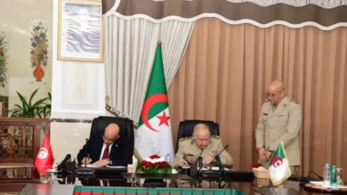 صورة الفريق أول السعيد شنقريحة يستقبل وزير الدفاع التونسي : “التحديات تفرض على البلدين تعزيز العمل المشترك”