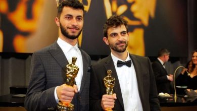 صورة إثر فوزهم بالأوسكار  .. صُنّاع “لا أرض أخرى” يدعون لوقف التطهير العرقي بفلسطين