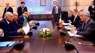 صورة وزير الخارجية يتحادث مع نظيره الإيطالي