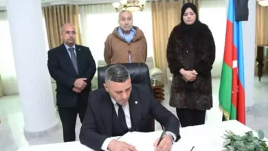 صورة رئيس مجموعة الصداقة البرلمانية الجزائر -أذربيجان يوقع على سجل التعازي بمقر سفارة أذربيجان بالجزائر